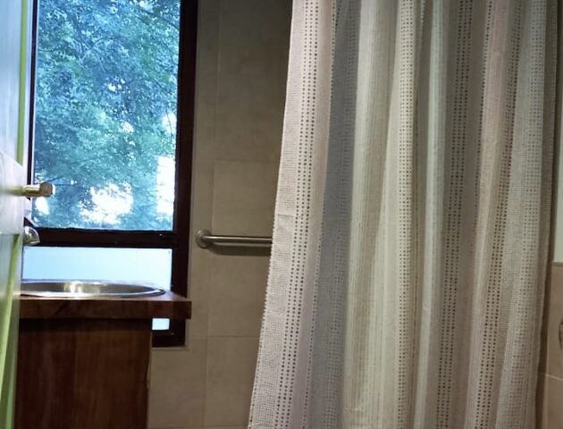 la cercana baño